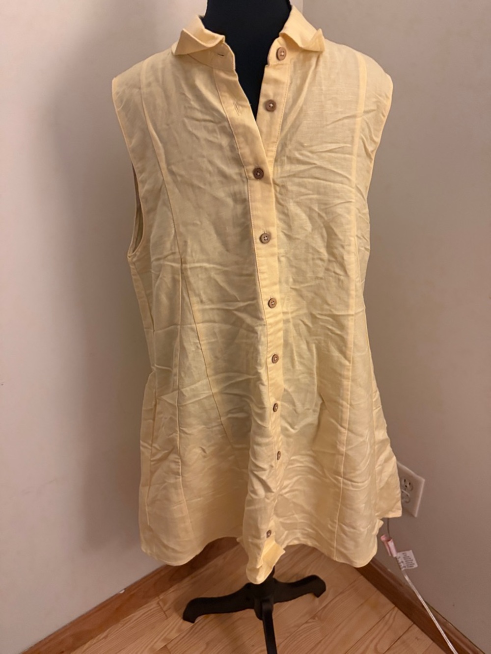 Elan Pale Yellow Sleeveless Button-Front Tunic
